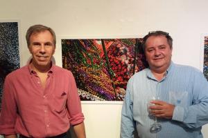 El fotógrafo Héctor Cappelletti con el Ministro Pablo Sáenz, de la Embajada de la República Argentina.