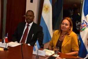 Dir. Gral. de Cooperación Bilateral Nelson Felipe Valdéz y Emb. Noemí Gómez
